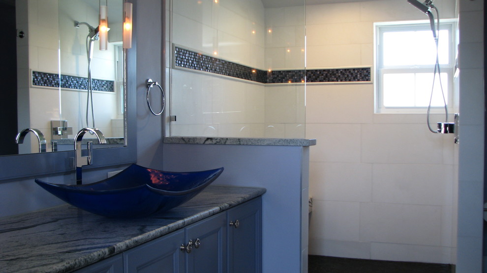 Стильный дизайн: большая главная ванная комната в классическом стиле с фасадами с утопленной филенкой, синими фасадами, душем в нише, синими стенами, открытым душем, раздельным унитазом, белой плиткой, керамической плиткой, настольной раковиной и столешницей из гранита - последний тренд