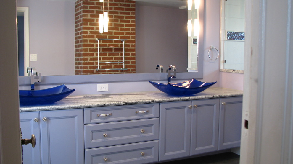 Свежая идея для дизайна: большая главная ванная комната в современном стиле с фасадами с утопленной филенкой, синими фасадами, душем в нише, синими стенами, настольной раковиной, открытым душем, раздельным унитазом, белой плиткой, керамической плиткой и столешницей из гранита - отличное фото интерьера