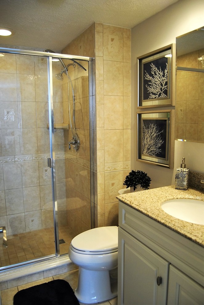 Idéer för att renovera ett litet maritimt badrum med dusch, med luckor med upphöjd panel, vita skåp, beige kakel, keramikplattor, beige väggar, klinkergolv i keramik och granitbänkskiva