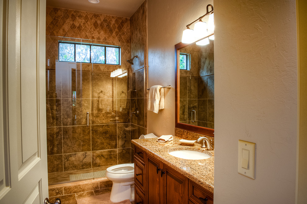 Inspiration för ett litet medelhavsstil badrum, med luckor med upphöjd panel, skåp i mellenmörkt trä, travertin golv, ett undermonterad handfat och beiget golv