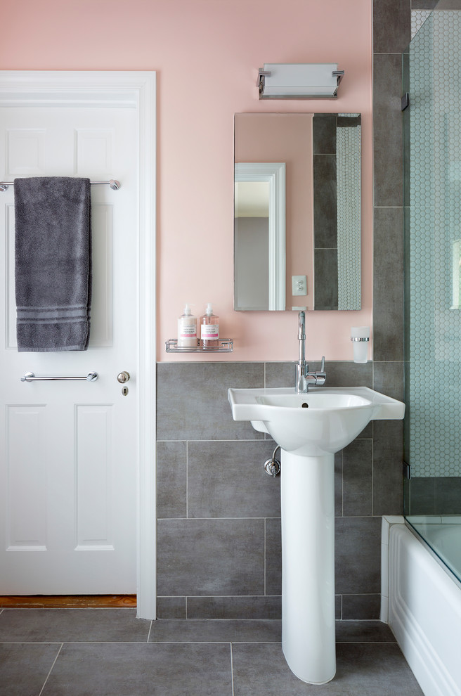 Idéer för mellanstora vintage badrum med dusch, med en dusch/badkar-kombination, grå kakel, rosa väggar och ett piedestal handfat