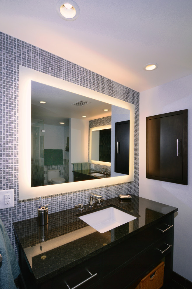 Diseño de cuarto de baño principal contemporáneo grande con lavabo bajoencimera, puertas de armario de madera en tonos medios, encimera de granito, ducha esquinera, sanitario de una pieza, baldosas y/o azulejos multicolor y paredes grises