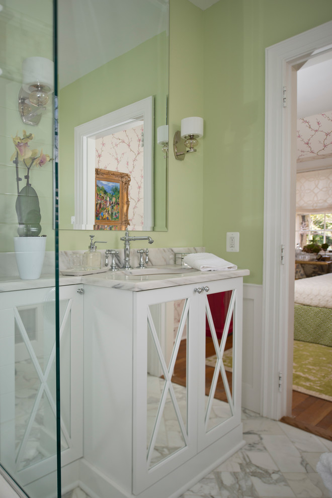 Cette image montre une salle de bain traditionnelle pour enfant avec un lavabo encastré, un plan de toilette en marbre, une baignoire en alcôve, un combiné douche/baignoire, un carrelage blanc et un mur vert.