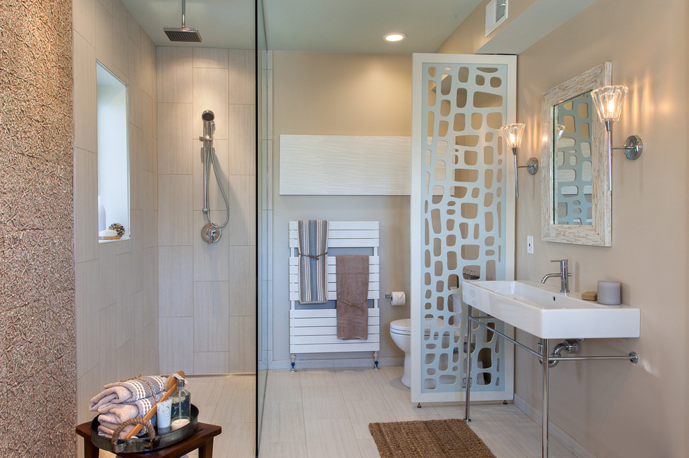 На фото: большая главная ванная комната в морском стиле с отдельно стоящей ванной, бежевой плиткой и керамогранитной плиткой