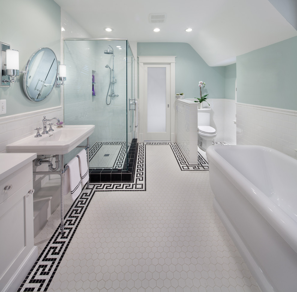 Foto di una stanza da bagno padronale chic di medie dimensioni con lavabo a consolle, ante con riquadro incassato, ante bianche, vasca freestanding, doccia ad angolo, WC a due pezzi, piastrelle multicolore, piastrelle a mosaico, pavimento in marmo e pareti blu