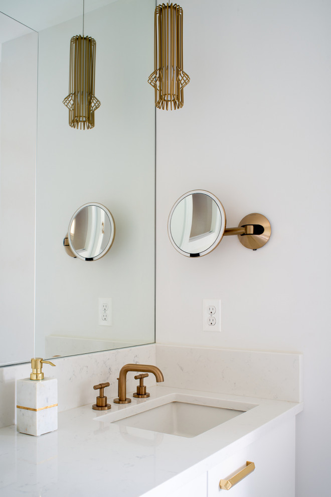 Idéer för ett mellanstort klassiskt vit en-suite badrum, med släta luckor, vita skåp, en kantlös dusch, vit kakel, mosaik, vita väggar, marmorgolv, ett undermonterad handfat, bänkskiva i kvarts och grått golv