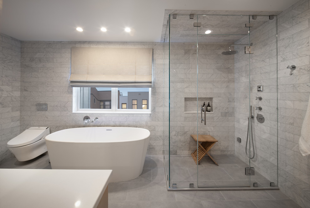 Idee per una stanza da bagno padronale design di medie dimensioni con ante lisce, WC sospeso, piastrelle bianche, piastrelle di marmo, pavimento con piastrelle in ceramica, lavabo a bacinella e doccia aperta