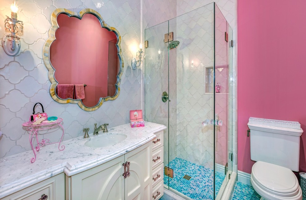 Idee per una stanza da bagno per bambini chic con ante con riquadro incassato, ante bianche, doccia ad angolo, WC a due pezzi, piastrelle bianche, pareti rosa, pavimento con piastrelle a mosaico e lavabo sottopiano