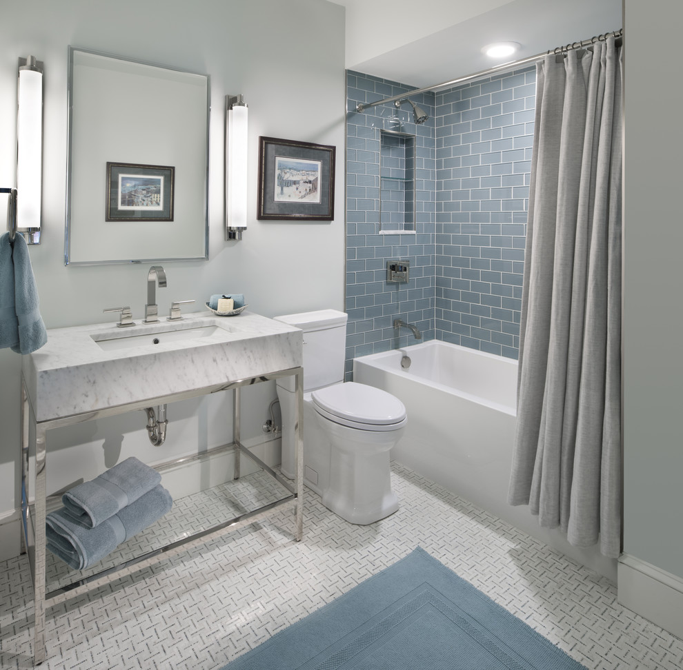 Inspiration för ett mellanstort vintage badrum med dusch, med en dusch/badkar-kombination, en toalettstol med separat cisternkåpa, blå kakel, tunnelbanekakel, grå väggar, linoleumgolv, ett undermonterad handfat och marmorbänkskiva