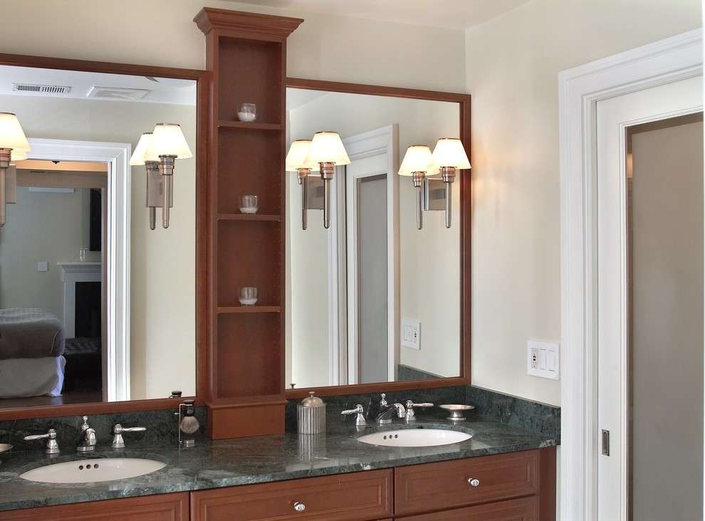 Foto di una stanza da bagno padronale boho chic di medie dimensioni con ante in legno bruno, vasca ad alcova, piastrelle grigie, pareti bianche e lavabo sottopiano