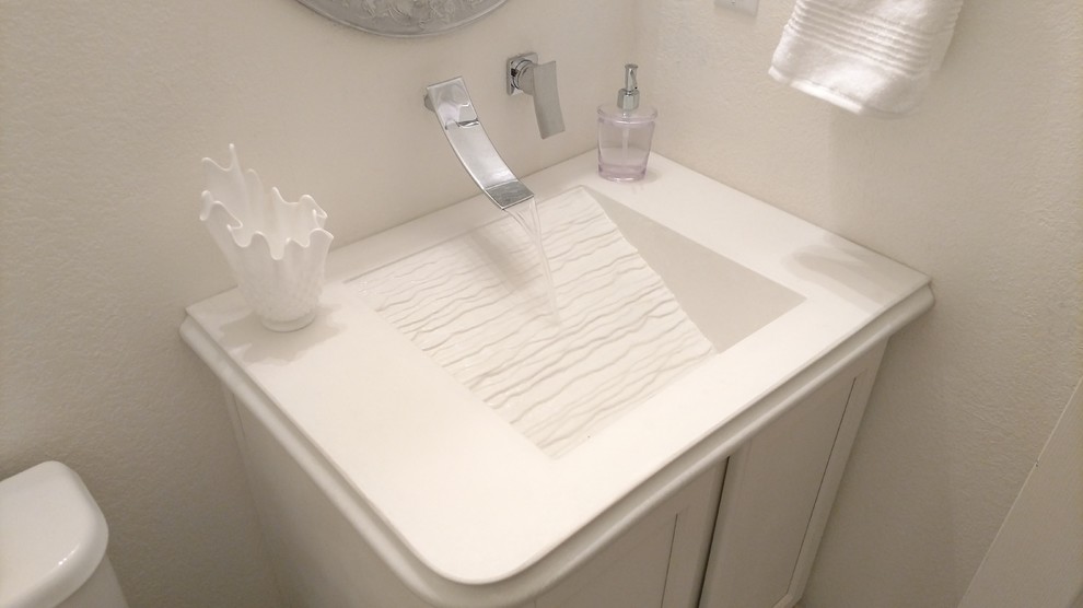 Пример оригинального дизайна: ванная комната в современном стиле с монолитной раковиной и столешницей из бетона