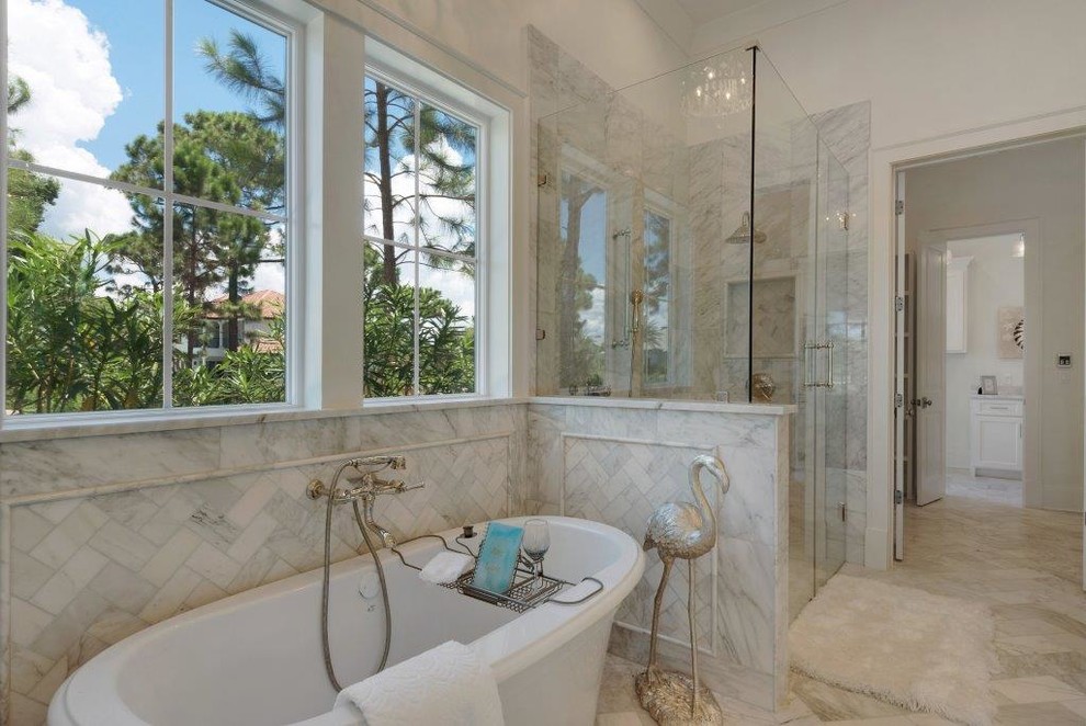 Foto de cuarto de baño marinero grande con puertas de armario blancas, baldosas y/o azulejos beige y paredes azules