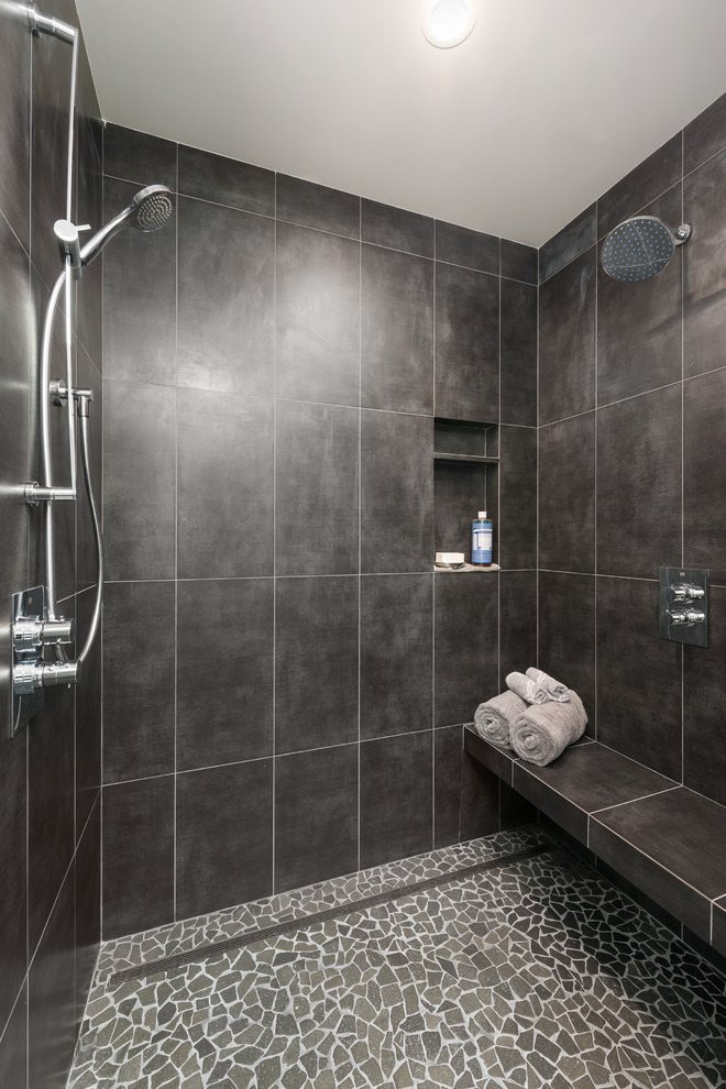 Ispirazione per una stanza da bagno padronale moderna di medie dimensioni con doccia a filo pavimento, piastrelle nere, piastrelle in gres porcellanato e pavimento con piastrelle di ciottoli