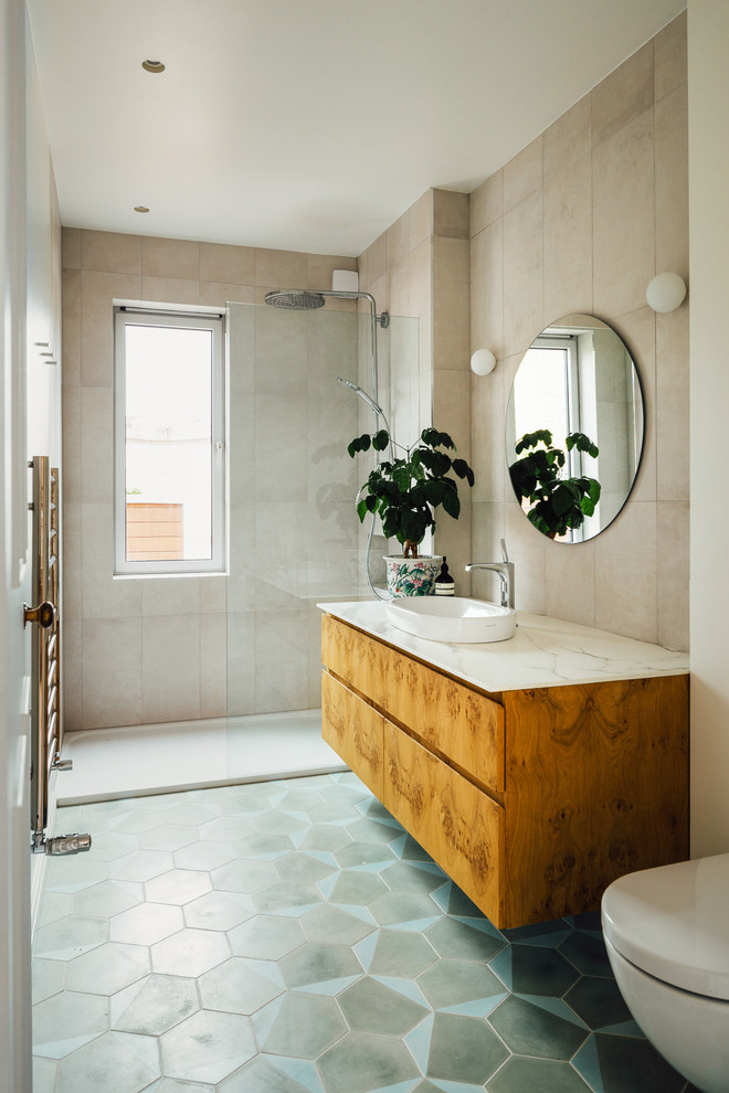 На фото: ванная комната в современном стиле с плоскими фасадами, фасадами цвета дерева среднего тона, душем в нише, бежевой плиткой, душевой кабиной, настольной раковиной, разноцветным полом, открытым душем и белой столешницей