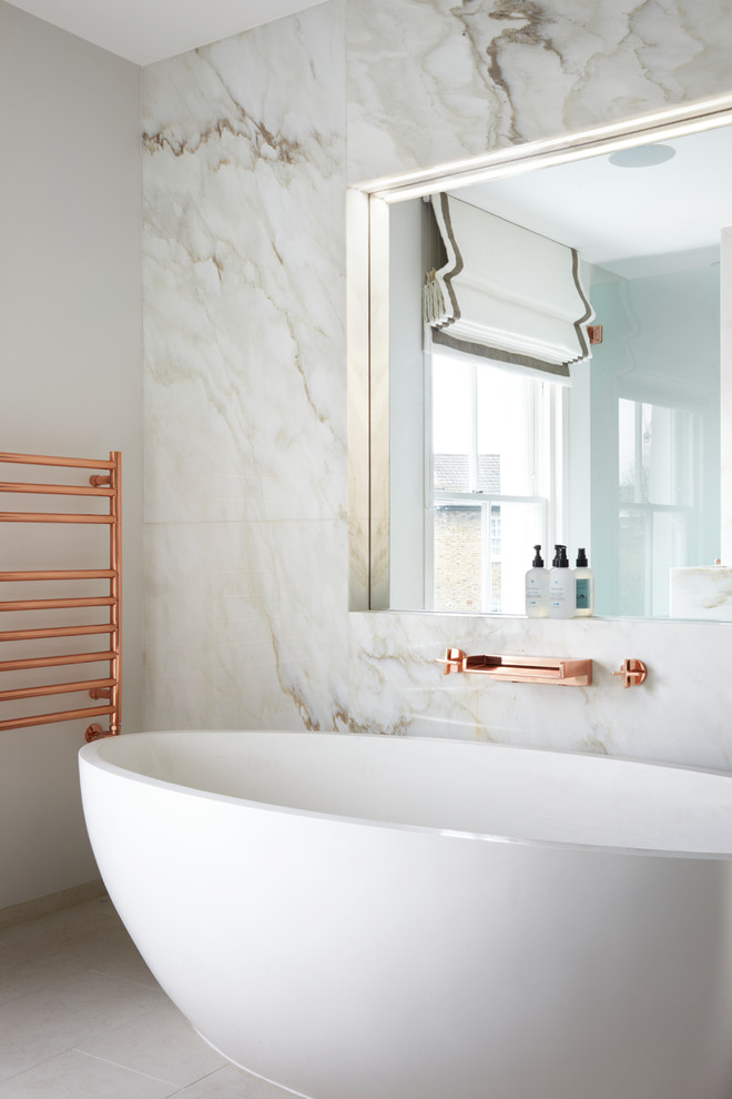 Modern inredning av ett flerfärgad flerfärgat en-suite badrum, med ett fristående badkar, flerfärgad kakel, marmorkakel, flerfärgade väggar, klinkergolv i porslin, ett integrerad handfat, marmorbänkskiva, vitt golv och med dusch som är öppen