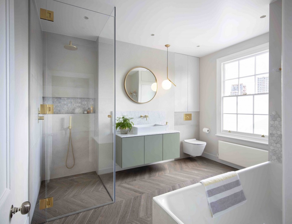 Skandinavisk inredning av ett stort vit vitt badrum för barn, med turkosa skåp, en öppen dusch, grön kakel, mosaik, vita väggar, marmorbänkskiva, brunt golv och dusch med gångjärnsdörr