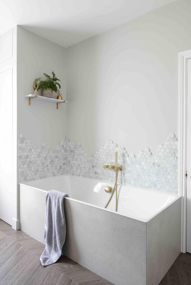 На фото: большая детская ванная комната в скандинавском стиле с бирюзовыми фасадами, открытым душем, зеленой плиткой, плиткой мозаикой, мраморной столешницей, коричневым полом, душем с распашными дверями и белой столешницей