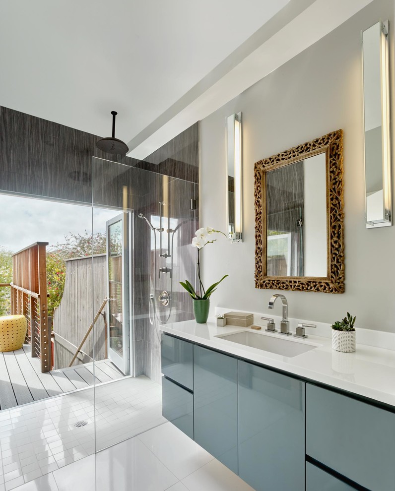 Réalisation d'une salle de bain principale design de taille moyenne avec aucune cabine, un placard à porte plane, des portes de placard grises, une douche à l'italienne, un mur gris, un sol en carrelage de porcelaine, un lavabo encastré, un plan de toilette en quartz, un sol blanc et un plan de toilette blanc.