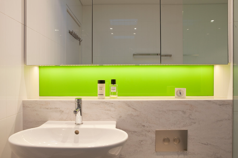 Imagen de cuarto de baño actual con bañera encastrada, sanitario de pared y paredes blancas