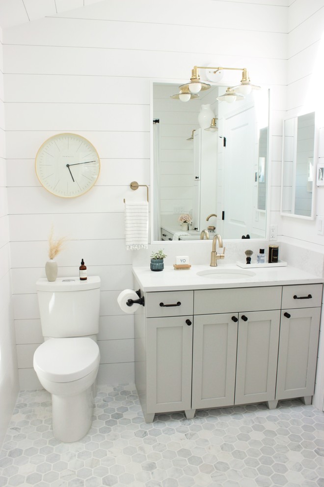 Inspiration för ett mellanstort lantligt vit vitt badrum, med skåp i shakerstil, grå skåp, ett badkar i en alkov, en dusch i en alkov, vit kakel, tunnelbanekakel, vita väggar, marmorgolv, ett undermonterad handfat, bänkskiva i kvarts, grått golv och dusch med duschdraperi