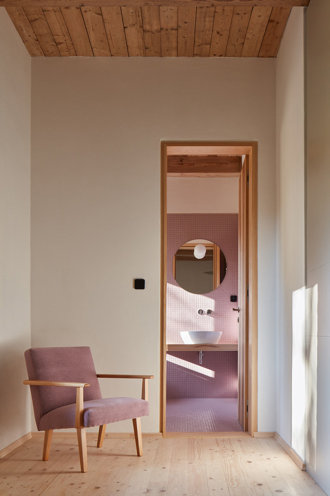 Esempio di una stanza da bagno minimalista di medie dimensioni con piastrelle rosa, piastrelle a mosaico, pareti rosa, pavimento con piastrelle a mosaico e pavimento rosa
