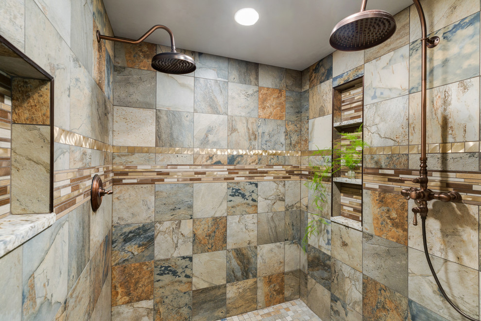 Exemple d'une grande salle de bain principale montagne en bois brun avec une baignoire indépendante, une douche ouverte, un mur bleu, une vasque, un plan de toilette en granite, un sol marron, aucune cabine et un plan de toilette multicolore.