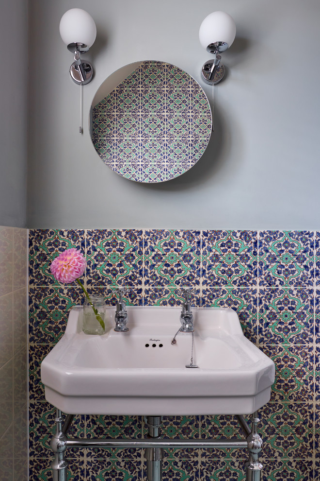 サリーにある中くらいなエクレクティックスタイルのおしゃれなマスターバスルーム (ペデスタルシンク、置き型浴槽、シャワー付き浴槽	、マルチカラーのタイル、セラミックタイル、緑の壁、セラミックタイルの床) の写真