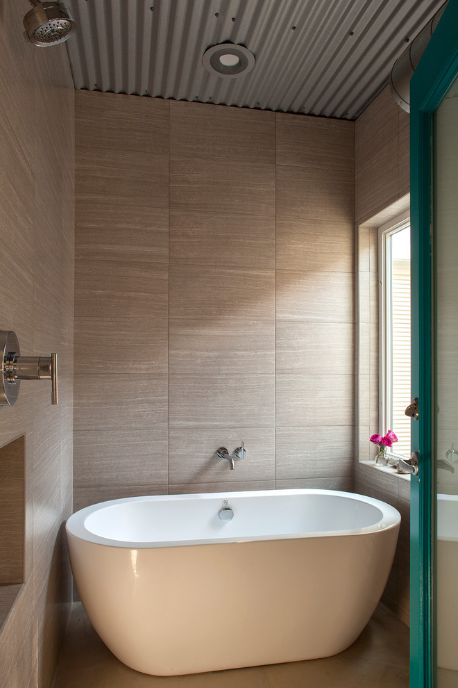 Свежая идея для дизайна: большая главная ванная комната в стиле лофт с отдельно стоящей ванной, открытым душем, бежевой плиткой, душем с распашными дверями, керамогранитной плиткой и бетонным полом - отличное фото интерьера