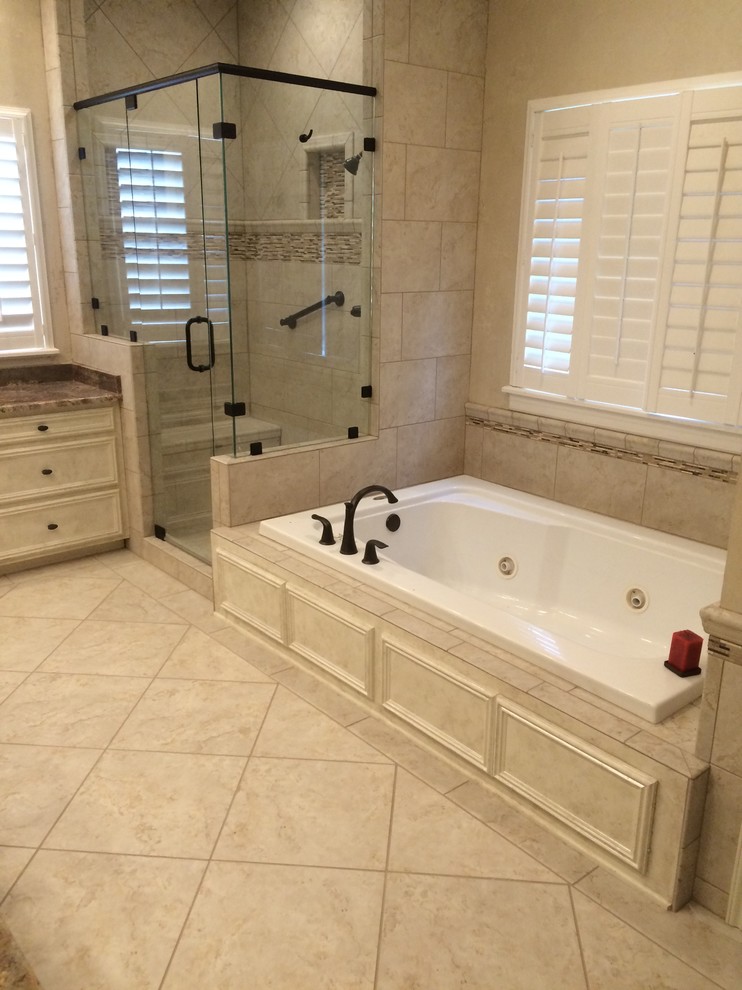 Идея дизайна: ванная комната в современном стиле с накладной ванной, бежевой плиткой, керамической плиткой, бежевыми стенами и полом из керамической плитки