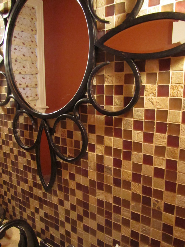 Inredning av ett eklektiskt litet badrum, med ett undermonterad handfat, en toalettstol med hel cisternkåpa, flerfärgade väggar, klinkergolv i porslin och flerfärgad kakel