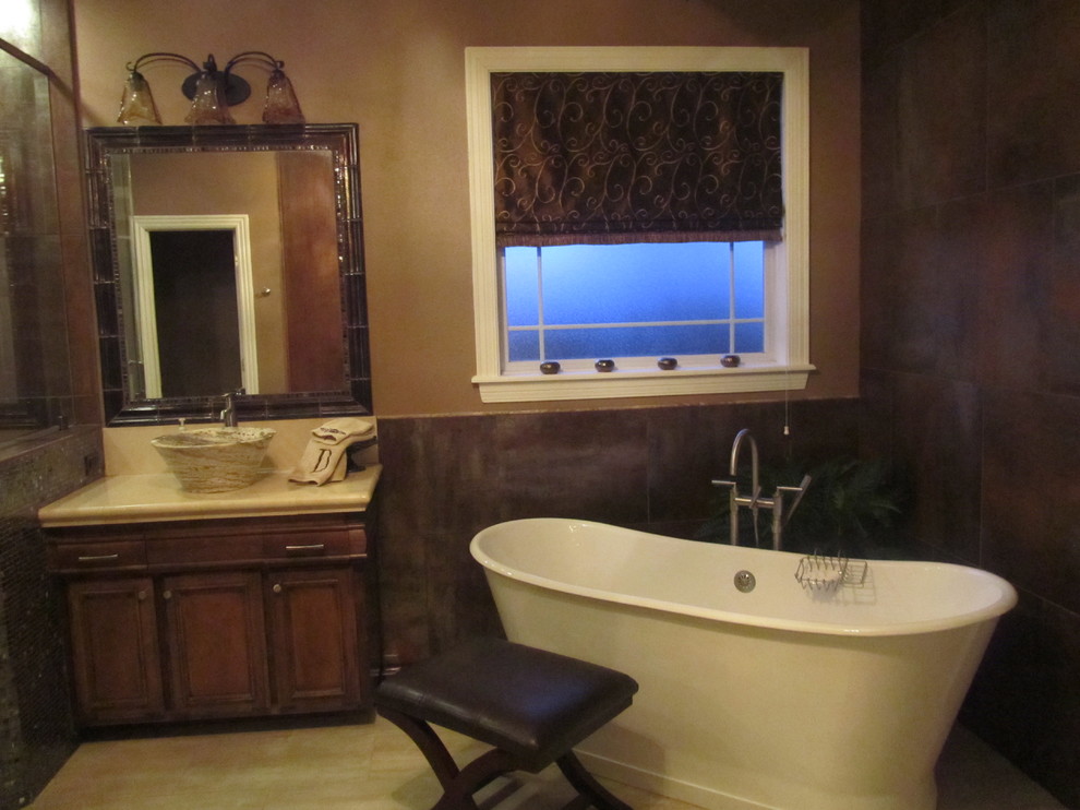 Klassisk inredning av ett stort en-suite badrum, med ett fristående handfat, luckor med infälld panel, skåp i mellenmörkt trä, bänkskiva i onyx, en hörndusch, beige väggar och klinkergolv i keramik