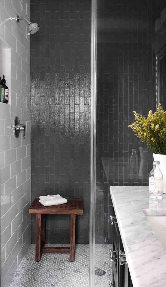 Idee per una stanza da bagno padronale chic di medie dimensioni con ante lisce, ante nere, piastrelle grigie, piastrelle di vetro, lavabo sottopiano, top in marmo e pavimento bianco