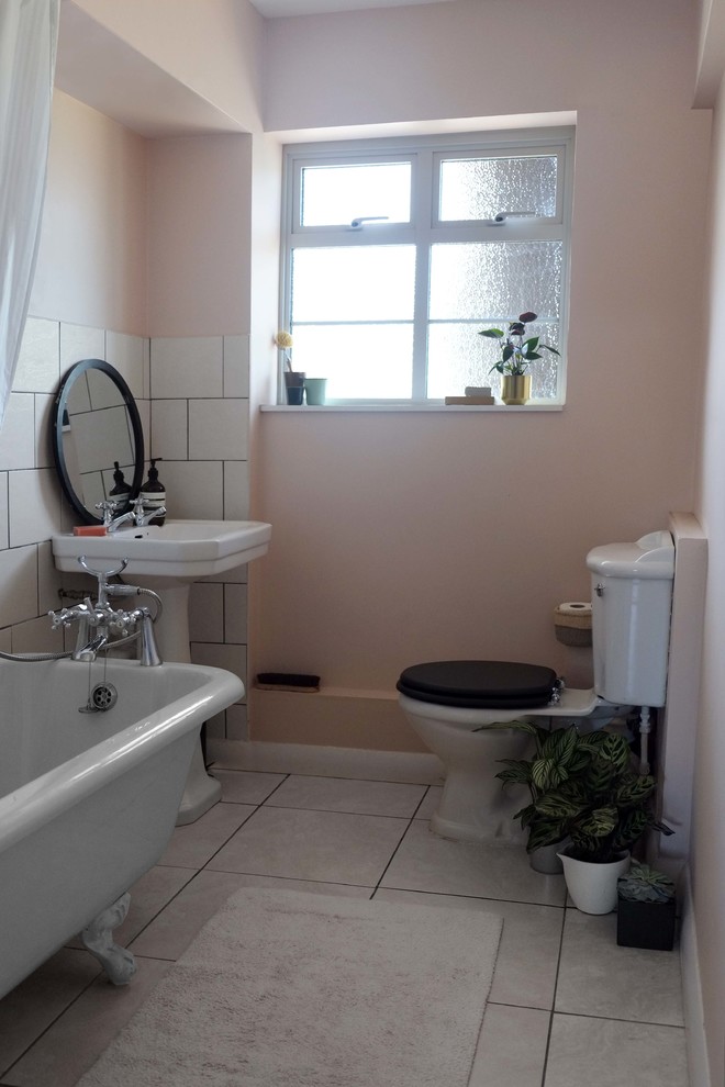 Idéer för mellanstora badrum för barn, med en dusch/badkar-kombination, vit kakel, rosa väggar, klinkergolv i keramik, ett piedestal handfat, vitt golv och dusch med duschdraperi