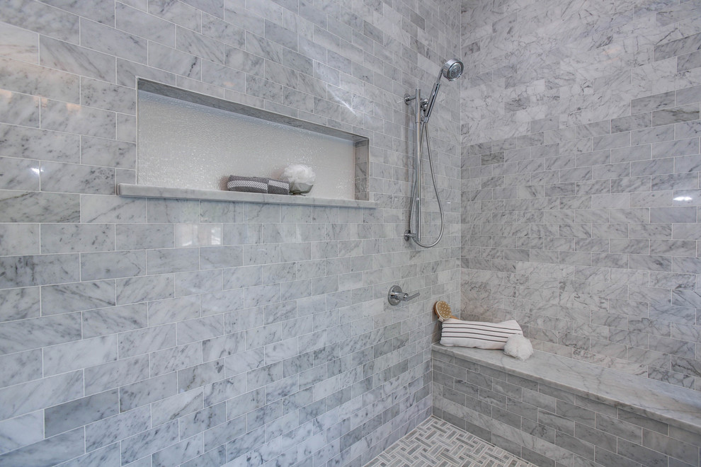 Foto på ett mellanstort vintage en-suite badrum, med luckor med upphöjd panel, skåp i mörkt trä, ett fristående badkar, en dusch i en alkov, grå kakel, stenkakel och marmorbänkskiva