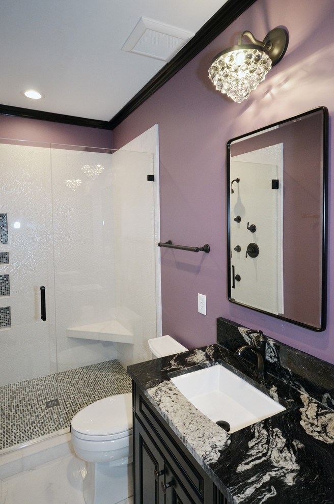 Exemple d'une douche en alcôve principale éclectique de taille moyenne avec un placard avec porte à panneau surélevé, des portes de placard noires, WC séparés, un carrelage blanc, des carreaux de porcelaine, un mur violet, un sol en carrelage de porcelaine, un lavabo encastré, un plan de toilette en granite, un sol gris et une cabine de douche à porte battante.