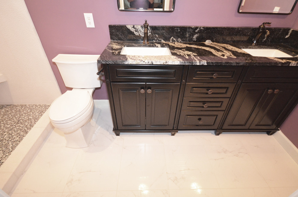 Idéer för att renovera ett mellanstort eklektiskt en-suite badrum, med luckor med upphöjd panel, svarta skåp, en dusch i en alkov, en toalettstol med separat cisternkåpa, vit kakel, porslinskakel, lila väggar, klinkergolv i porslin, ett undermonterad handfat, granitbänkskiva, grått golv och dusch med gångjärnsdörr