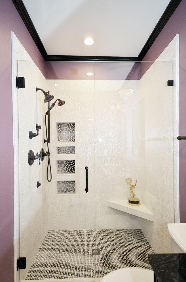 Источник вдохновения для домашнего уюта: главная ванная комната среднего размера в стиле фьюжн с фасадами с выступающей филенкой, черными фасадами, душем в нише, раздельным унитазом, белой плиткой, керамогранитной плиткой, фиолетовыми стенами, полом из керамогранита, врезной раковиной, столешницей из гранита, серым полом и душем с распашными дверями