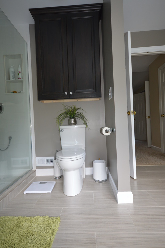 Стильный дизайн: большая главная ванная комната в современном стиле с отдельно стоящей ванной, унитазом-моноблоком, белой плиткой, керамической плиткой и коричневыми стенами - последний тренд