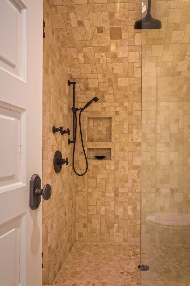 На фото: маленькая ванная комната в классическом стиле с душем в нише, бежевой плиткой, каменной плиткой, полом из мозаичной плитки, душевой кабиной, унитазом-моноблоком и бежевыми стенами для на участке и в саду