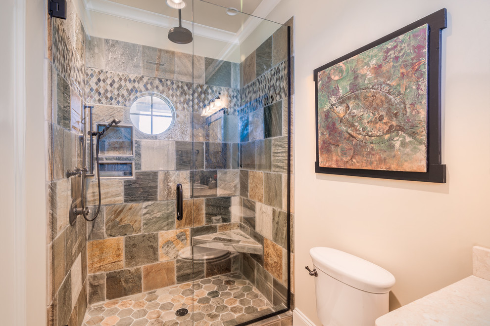 Bild på ett mellanstort vintage badrum med dusch, med en dusch i en alkov, en toalettstol med hel cisternkåpa, grön kakel, stenkakel, beige väggar och mosaikgolv