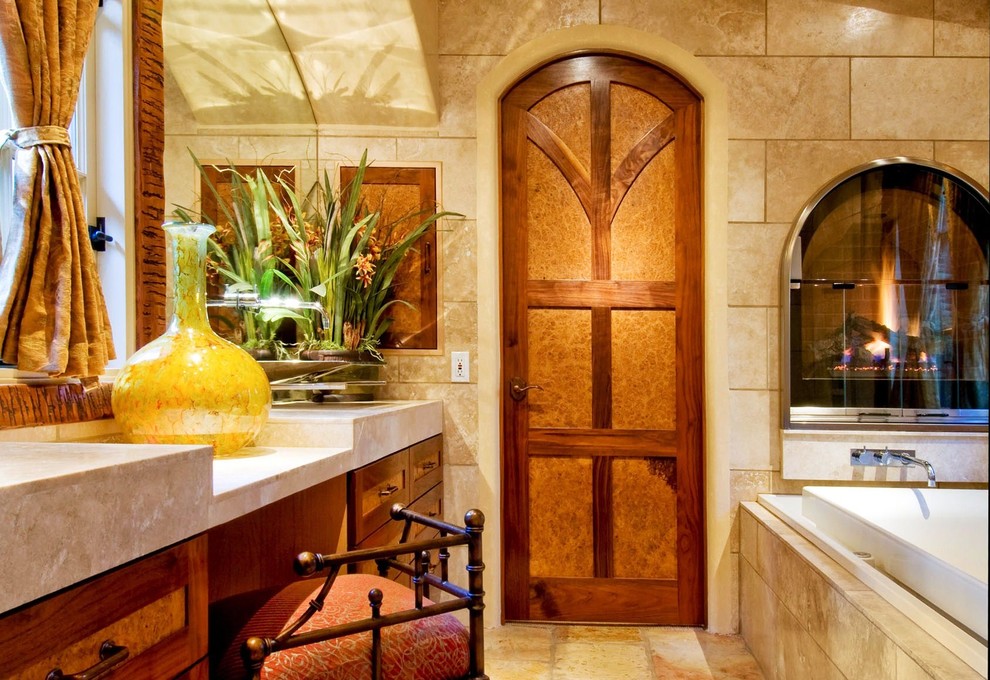 Foto de cuarto de baño tradicional con baldosas y/o azulejos beige