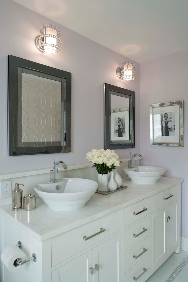 На фото: детская ванная комната среднего размера в стиле неоклассика (современная классика) с настольной раковиной, белыми фасадами, мраморной столешницей, двойным душем, белой плиткой, стеклянной плиткой, фасадами с утопленной филенкой, унитазом-моноблоком и фиолетовыми стенами с