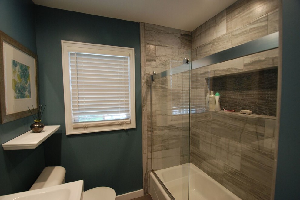 Exempel på ett modernt badrum, med ett badkar i en alkov, en dusch/badkar-kombination, ett piedestal handfat och dusch med skjutdörr