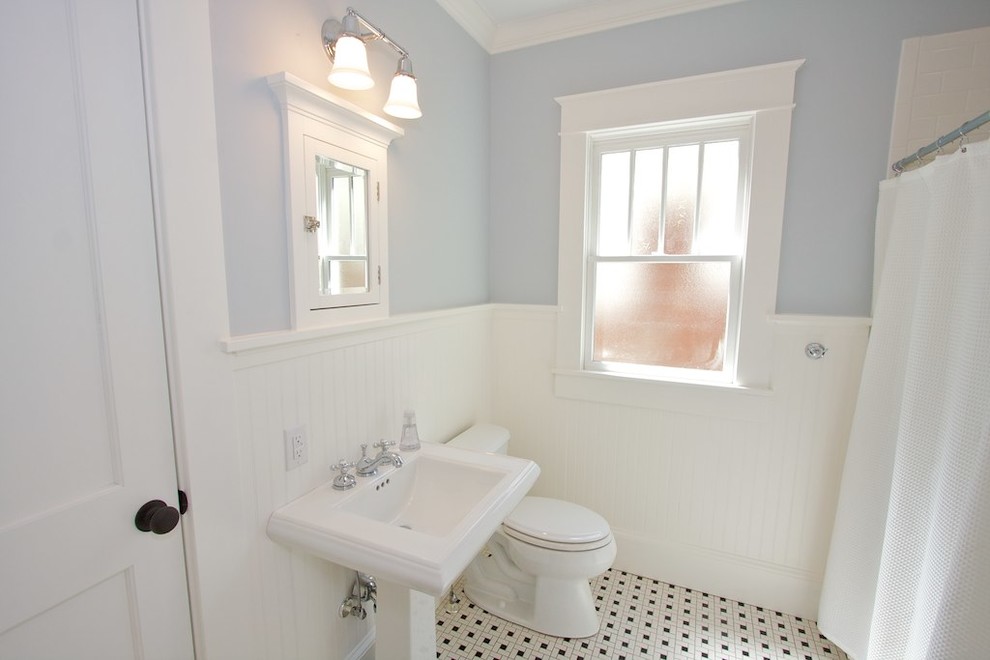 Idée de décoration pour une petite salle de bain craftsman pour enfant avec des portes de placard blanches, un carrelage noir et blanc, des carreaux de céramique, un sol en carrelage de céramique, un lavabo de ferme et un plan de toilette en granite.
