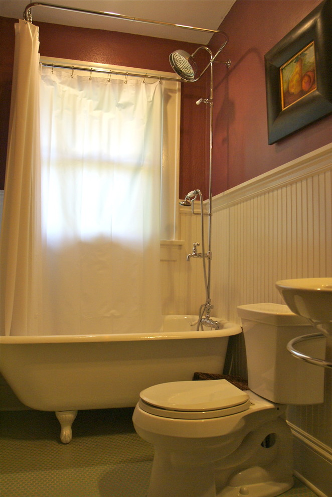 Foto de cuarto de baño clásico de tamaño medio con bañera con patas, combinación de ducha y bañera, sanitario de dos piezas, baldosas y/o azulejos en mosaico, paredes rojas, aseo y ducha y lavabo con pedestal