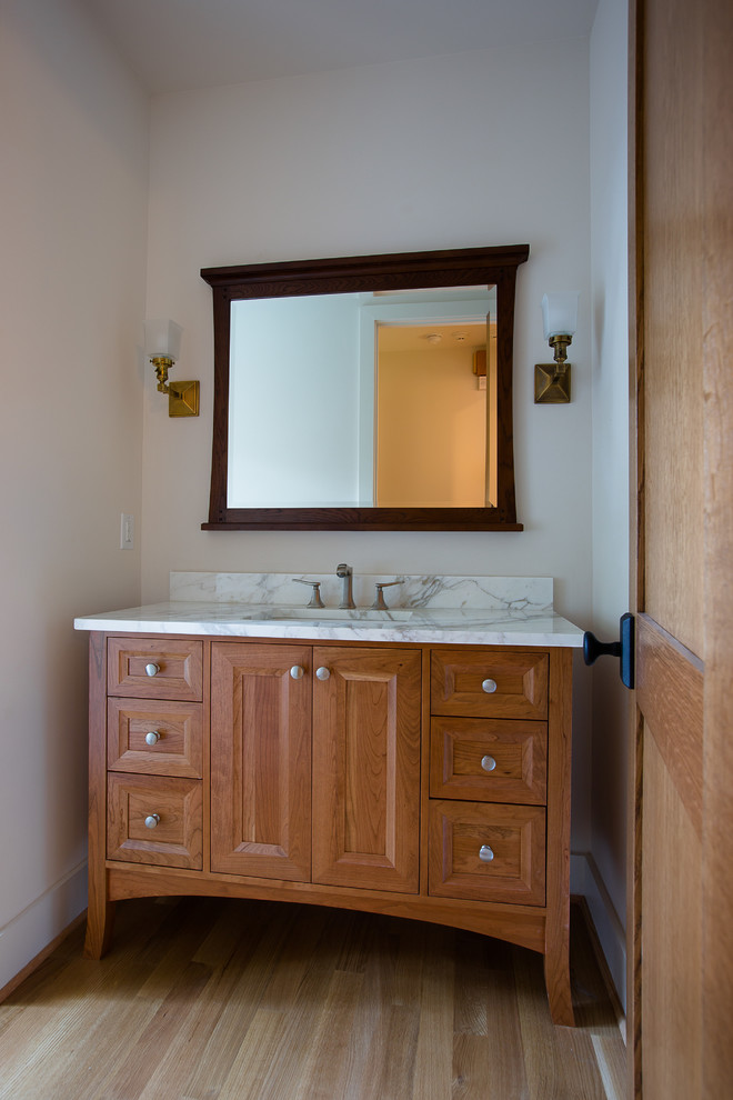 Inspiration för ett mellanstort amerikanskt badrum, med granitbänkskiva, porslinskakel, en dubbeldusch och mellanmörkt trägolv