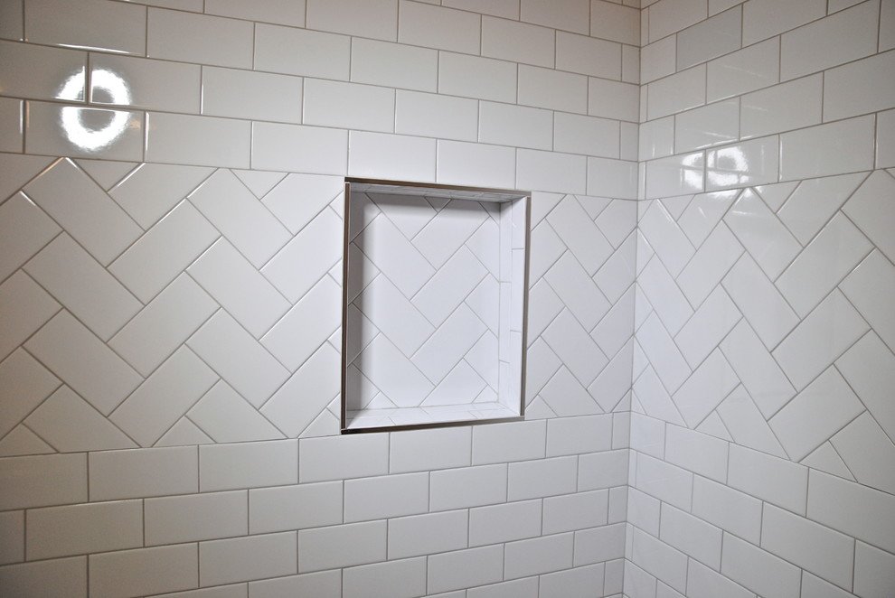 Idee per una stanza da bagno con doccia classica di medie dimensioni con lavabo sottopiano, ante bianche, top in marmo, vasca/doccia, piastrelle bianche, piastrelle in gres porcellanato, pareti grigie e pavimento in gres porcellanato