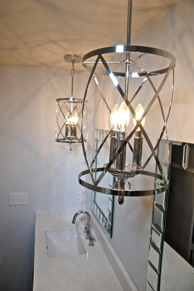 Idéer för att renovera ett mellanstort vintage badrum med dusch, med ett undermonterad handfat, vita skåp, marmorbänkskiva, en dusch/badkar-kombination, vit kakel, porslinskakel, grå väggar och klinkergolv i porslin