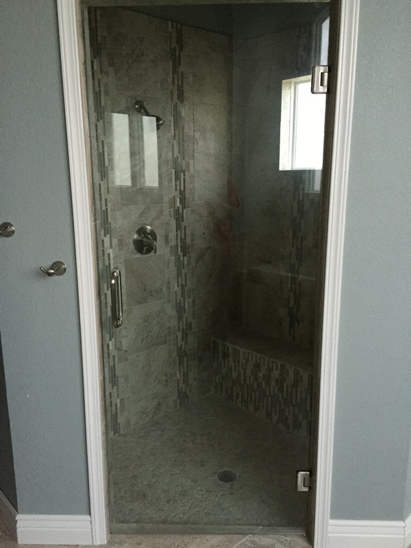 Esempio di una stanza da bagno minimal di medie dimensioni con doccia ad angolo, pareti grigie e pavimento con piastrelle in ceramica