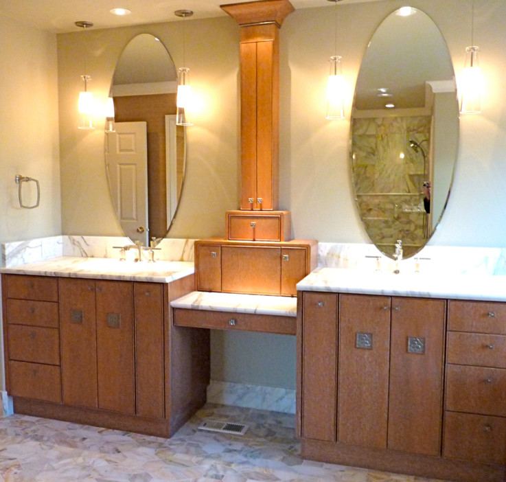 Inspiration för mellanstora asiatiska badrum, med en dusch i en alkov, beige väggar, marmorgolv, ett avlångt handfat, släta luckor, skåp i mellenmörkt trä, marmorbänkskiva och ett platsbyggt badkar